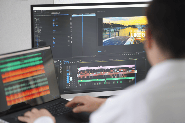 ビデオ編集作業をする人